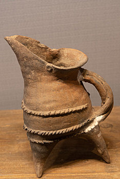 大汶口文化时期夹砂褐陶鬶
