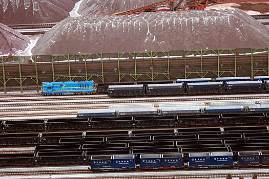 山东省日照市,雪后的港口铁路运输繁忙有序