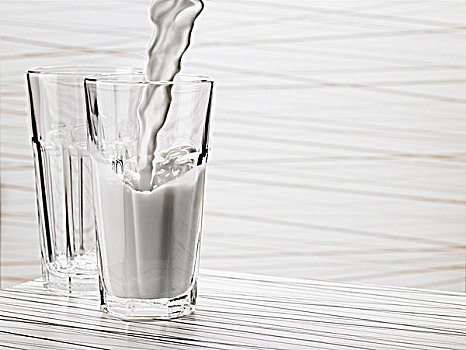 两个,玻璃杯,牛奶