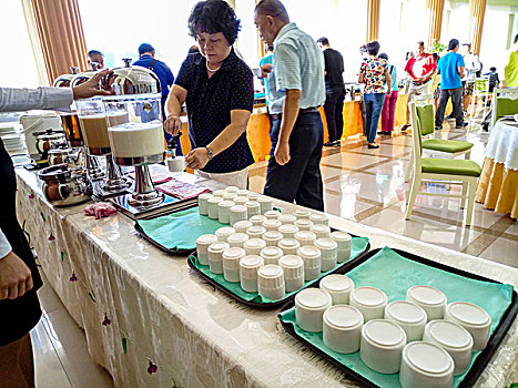 中国游客在朝鲜平壤西山饭店的早餐自助餐