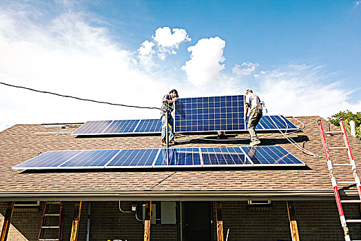 两个,工人,安装,太阳能电池板,房顶,房子,仰视