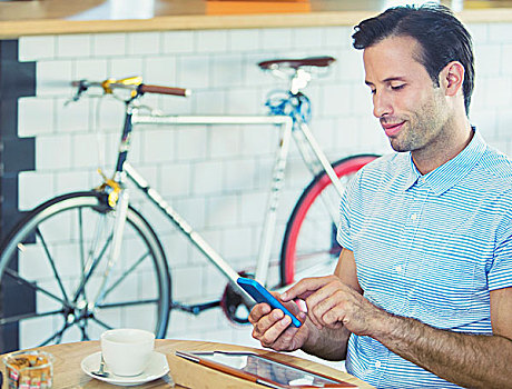 男人,发短信,手机,靠近,自行车,咖啡