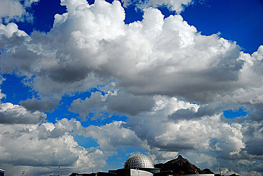 蓝天白云下的天文台