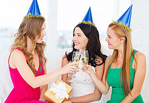 庆贺,饮料,朋友,单身派对,生日,概念,三个,微笑,女人,戴着,蓝色,帽子,香槟,玻璃,礼物