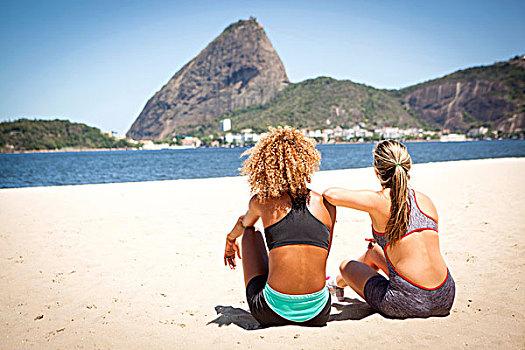 两个,美女,坐,海滩,里约热内卢,巴西