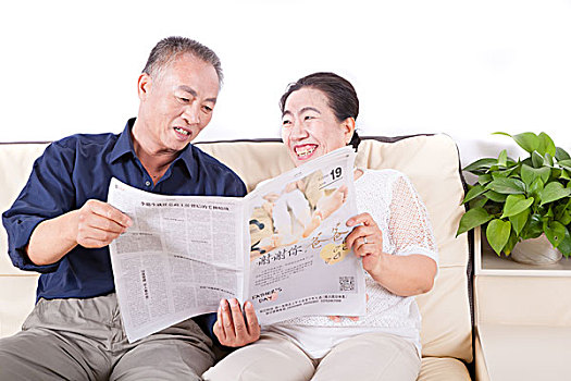 两位老年人看报纸