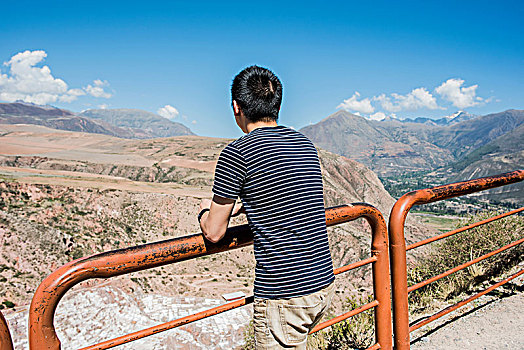 男人,倚靠,栏杆,看,俯视,盐,矿,库斯科,秘鲁,南美