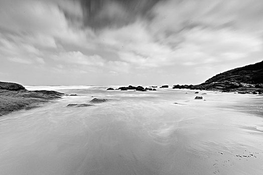 慢门拍摄的海南文昌小奥湾的黑白照片