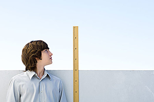 男青年,测量,高度,尺子