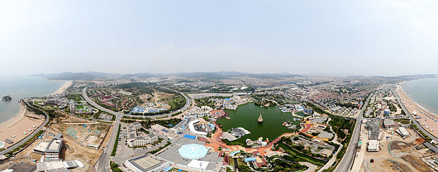 航拍辽宁大连金石滩国家旅游度假区丽山环路及周边街景,发现王国主题公园,黄金海岸东部浴场,黄金海岸西部浴场等