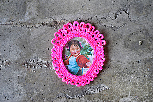 旧式,图片,小女孩,霓虹,粉色,编织,框,混凝土墙