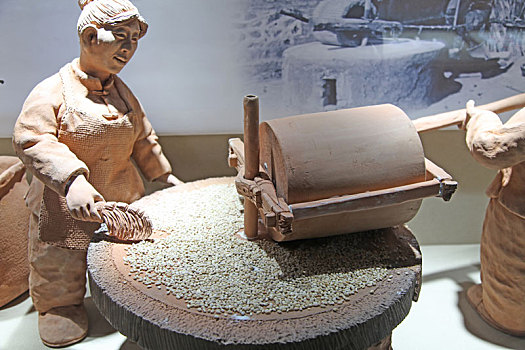 新疆巴里坤,泥塑艺术再现麦收生活