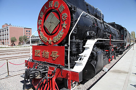 新疆哈密,老蒸汽火车进了文创园,工业遗产成了网红打卡地