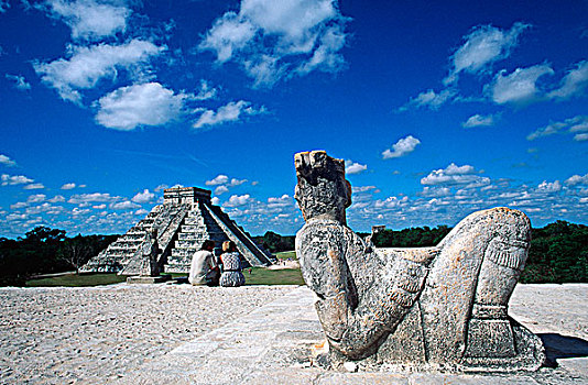墨西哥,尤卡坦半岛,奇琴伊察,查克莫,雕塑,游人,向外看,金字塔