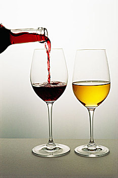 两个,葡萄酒杯,红酒,倒出,一个,白葡萄酒