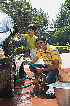 男孩,帮助,父亲,洗,汽车,微笑,新德里,印度