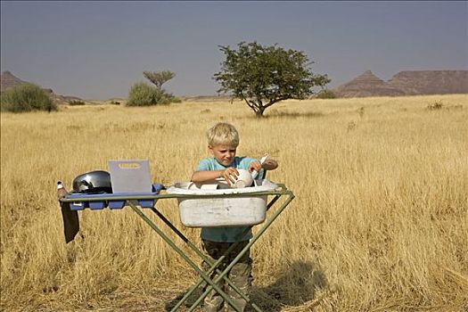 纳米比亚,达马拉兰,区域,中间,大草原,男孩,早晨,餐具,旅游,洗碗,草地,金合欢树,背景