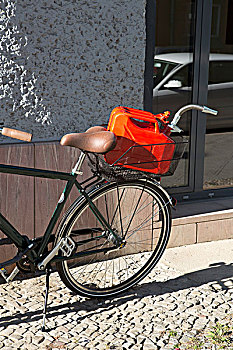 自行车,汽油桶,篮子