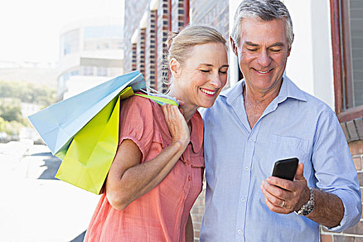 高兴,老年,夫妻,看,智能手机,拿着,购物袋