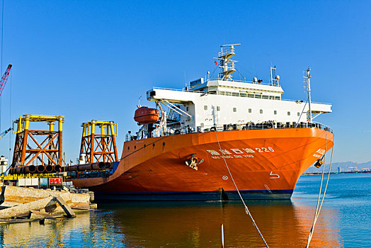 海洋229轮进行大型海洋石油平台导管架插桩装载作业
