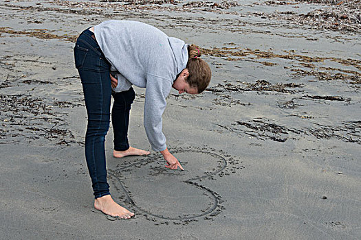 女孩,绘画,心形,沙子,海滩,浅,格罗莫讷国家公园,纽芬兰,拉布拉多犬,加拿大
