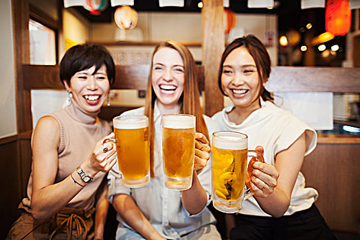 三个女人,坐,桌子,餐馆,拿着,大,眼镜,啤酒