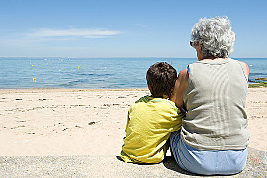 祖母,孙子,坐,一起,海滩,看,海洋