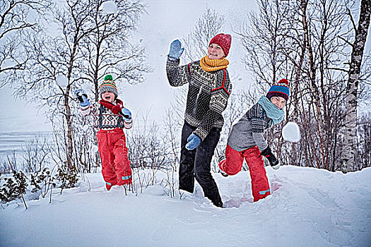 母亲,两个,儿子,投掷,雪球,瑞典