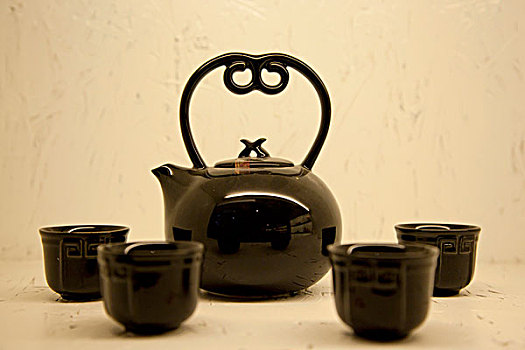 一套中国传统的黑釉陶瓷茶壶