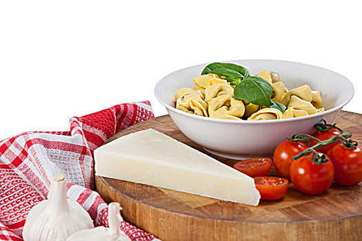 意大利面,奶酪,西红柿,蒜,餐巾,布,白色背景