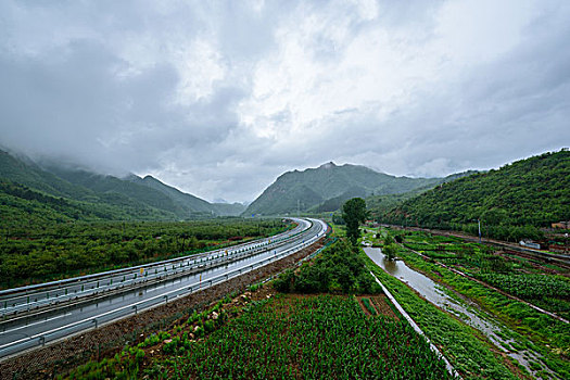 山间公路穿行于云雾之中