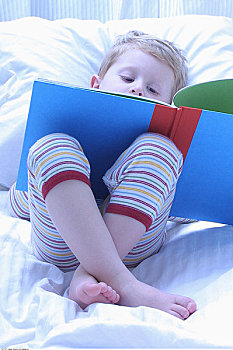 男孩,躺着,床,读,书本