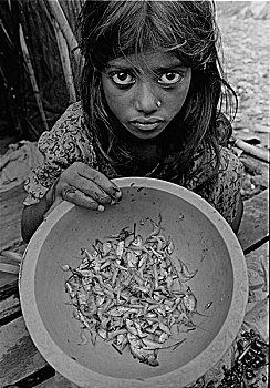 女孩,陶碗,鱼,餐饭,家庭,建筑,集市,贫民窟,室外,裙子,达卡,城市,孟加拉