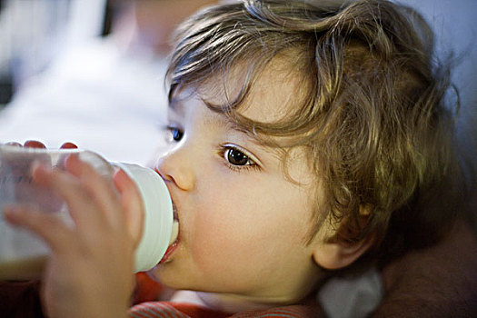 幼儿,男孩,喝,牛奶,奶瓶
