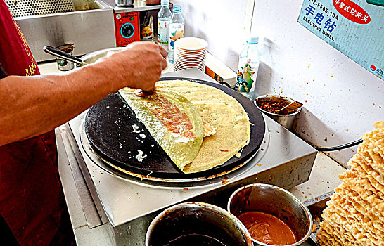 天津小吃煎饼果子制作过程