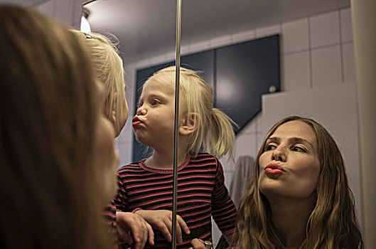 肩部视角,女性,幼儿,母亲,撅嘴,嘴唇,浴室镜