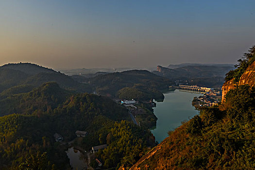 山,丹霞,河流,蓝天,黄昏,大气,田野,水电站,村庄,驴友,旅行,地质公园,丹霞地貌,绿色,灌木,树,草,水潭,素材,平面设计