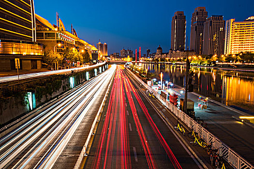 夜晚车流汇集成的光线