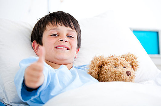小男孩,搂抱,泰迪熊,卧,病床