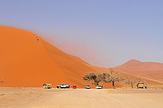 游客,攀登,沙丘,靠近,索苏维来地区,沙尘暴,纳米布沙漠,纳米比沙漠,公园,纳米比亚,非洲