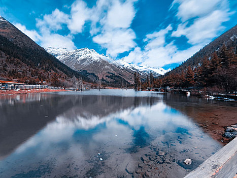 雪山下的河流