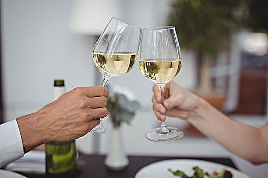 情侣,祝酒,葡萄酒杯,餐馆