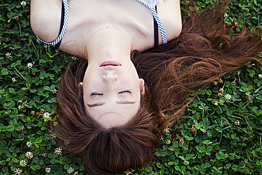 美女,长,棕发,躺着,草坪