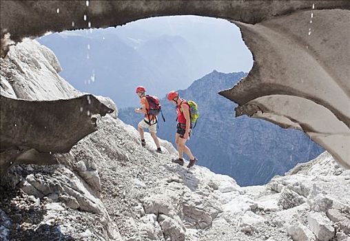 两个,登山者,远足,贝希特斯加登阿尔卑斯山,巴伐利亚,德国