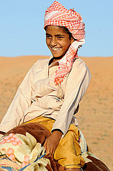 阿曼苏丹国,区域,荒芜,孩子,贝都因人,笑,背影,骆驼
