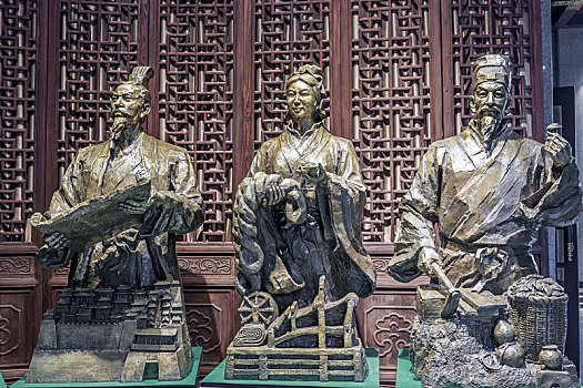 临汾市华门景区内中国古代民生巨匠宇文恺黄道婆李时珍塑像