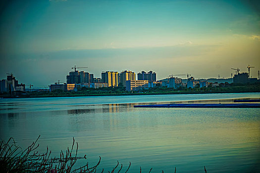 建筑群,高楼,河,灯,夜景,蓝天,白云,栏杆,铁锁链,游艇,船,城市夜景,桥,冷却塔,烟囱