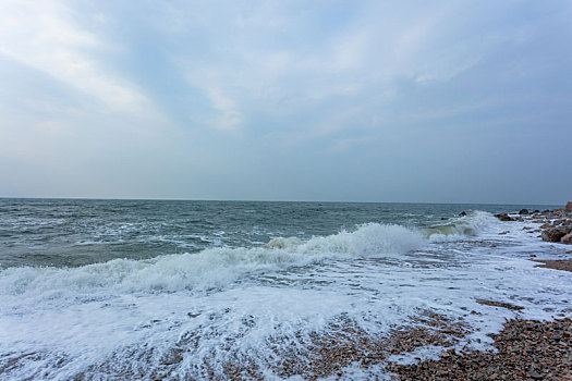 晴天下的大海海浪