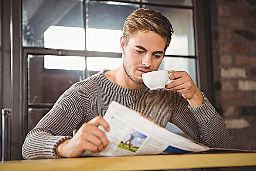 英俊,男人,喝咖啡,读报,咖啡馆