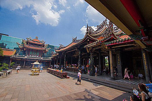 台湾台北著名的寺庙,百年历史的龙山寺,传统的中国式庙宇建筑